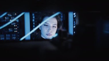 Sunucu odasında kadın programlama