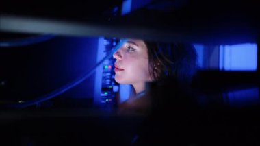 Sunucu odasında veri yöneten ve konuşan bir kadın