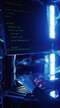 Sunucu odasında kadın programlama. Dikey