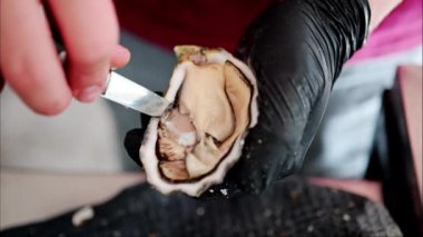 Restoranda çiğ istiridye kesen bir garsona yaklaş.