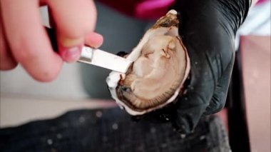 Restoranda çiğ istiridye kesen bir garsona yaklaş.