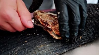 Restoranda çiğ istiridye açan bir garsona yaklaş.