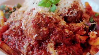 Makarnayı köfteli ve parmesanlı bir şekilde bir restoranda kapayın.