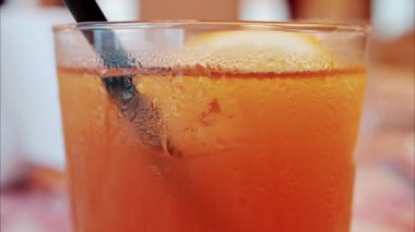 Lokantadaki bir masada portakal kokteyli iç.