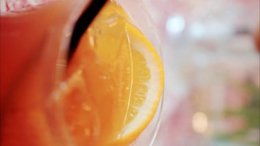 Lokantadaki bir masaya portakal kokteyli koy. Dikey