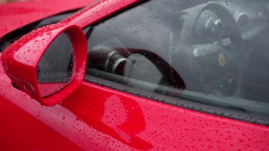 Chisinau, Moldova - 14 Eylül 2024: Üzerinde su damlaları olan kırmızı bir Ferrari 'ye yaklaş