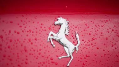 Chisinau, Moldova - 14 Eylül 2024: Üzerinde su damlaları olan kırmızı bir Ferrari 'ye yaklaş