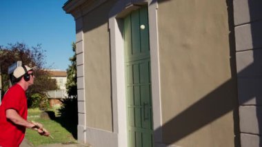 Cannes, Fransa - 15 Temmuz 2024: Adam uzun bir raketle duvara vuruyor