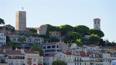 Cannes, Fransa - 15 Temmuz 2024: Notre Dame d 'Esperance kilisesindeki dağın tepesinde ampullerle yazılmış Cannes tabelası