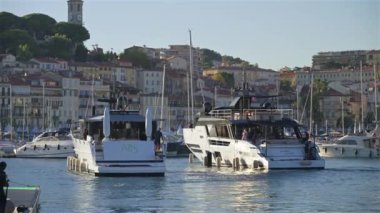 Cannes, Fransa - 15 Temmuz 2024: Tekneler Cannes Limanı 'na yanaştı