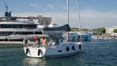 Cannes, Fransa - 15 Temmuz 2024: İnsanlar Cannes Limanı 'nda bir tekneye biniyor
