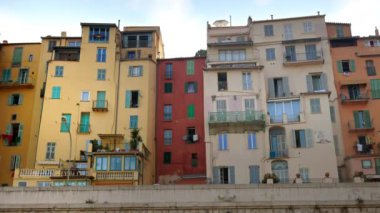 Menton, Fransa - 4 Eylül 2024: Şehirdeki renkli binaların manzarası