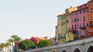 Menton, Fransa - 4 Eylül 2024: Şehirdeki renkli binaların manzarası