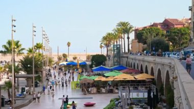 Menton, Fransa - 4 Eylül 2024: İnsanlar şehrin sokaklarında yürüyor