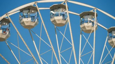 Menton, Fransa - 4 Eylül 2024: Arka planda mavi gökyüzü olan beyaz bir dönme dolaba yaklaş