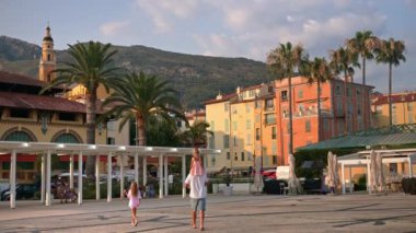 Menton, Fransa - 4 Eylül 2024: İnsanlar şehrin sokaklarında yürüyor