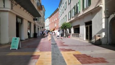 Menton, Fransa - 4 Eylül 2024: İnsanlar şehrin sokaklarında yürüyor