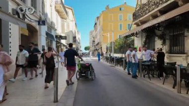 Cannes, Fransa - 15 Temmuz 2024: Şehir merkezinin sokaklarında yürüyen insanlar