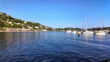 Fransa 'nın Villefranche-sur-Mer limanına yanaşan tekneler