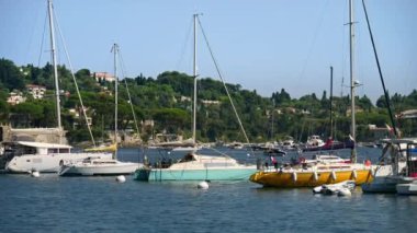 Fransa 'nın Villefranche-sur-Mer limanına yanaşan tekneler
