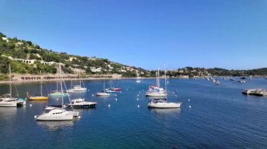 Fransa 'nın Villefranche-sur-Mer limanına yanaşan tekneler