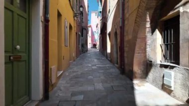 Villefranche-sur-Mer sokaklarında yürümek, Fransa 'da eski binaların yanında