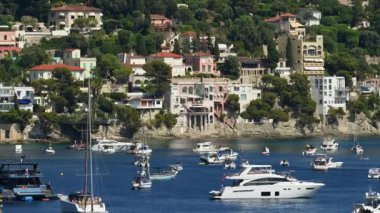 Fransa 'nın Villefranche-sur-Mer limanına yanaşan tekneler