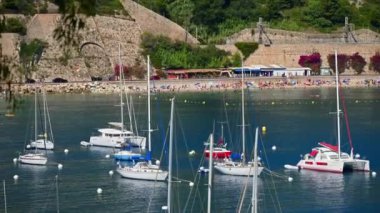 Fransa 'nın Villefranche-sur-Mer limanına yanaşan tekneler