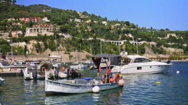 Fransa 'nın Villefranche-sur-Mer limanına yanaşan tekneler