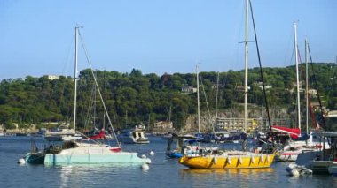 Fransa 'nın Villefranche-sur-Mer limanına yanaşan tekneler