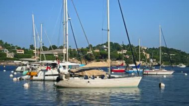 Fransa 'nın Villefranche-sur-Mer limanına yanaşan tekneler