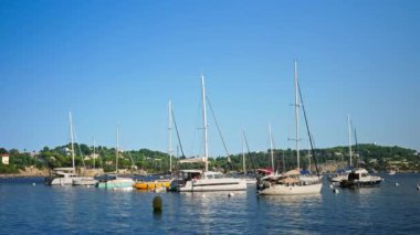 Fransa 'nın Villefranche-sur-Mer limanına yanaşan tekneler