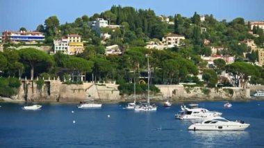 Fransa 'nın Villefranche-sur-Mer limanına yanaşan tekneler