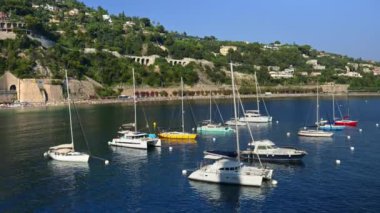 Fransa 'nın Villefranche-sur-Mer limanına yanaşan tekneler