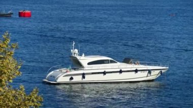 Beyaz tekne Villefranche-sur-Mer, Fransa limanına yanaştı.