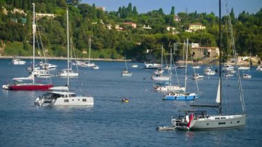 Villefranche sur Mer, Fransa - 8 Eylül 2024: Tekneler limana yanaştı