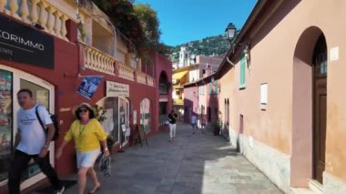 Villefranche-sur-Mer, Fransa - 14 Eylül 2024: İnsanlar şehrin sokaklarında yürüyor