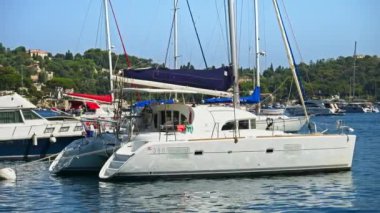 Villefranche sur Mer, Fransa - 8 Eylül 2024: Tekneler limana yanaştı