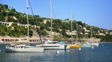 Villefranche sur Mer, Fransa - 8 Eylül 2024: Tekneler limana yanaştı
