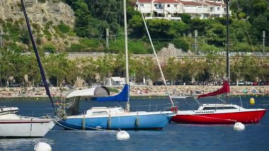 Villefranche sur Mer, Fransa - 8 Eylül 2024: Tekneler limana yanaştı