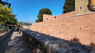 Villefranche sur Mer, Fransa - 8 Eylül 2024: Güneşli bir günde Citadelle de Villefranche manzarası