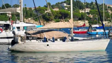 Villefranche sur Mer, Fransa - 8 Eylül 2024: Tekneler limana yanaştı