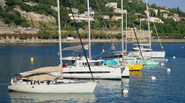 Villefranche sur Mer, Fransa - 8 Eylül 2024: Tekneler limana yanaştı