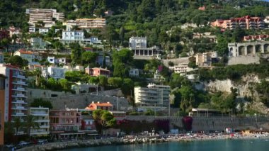 Villefranche sur Mer, Fransa - 8 Eylül 2024: İnsanlar sahilde yüzüyor ve dinleniyor