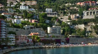 Villefranche sur Mer, Fransa - 8 Eylül 2024: İnsanlar sahilde yüzüyor ve dinleniyor