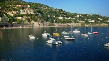 Villefranche sur Mer, Fransa - 8 Eylül 2024: Tekneler limana yanaştı