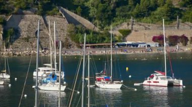 Villefranche sur Mer, Fransa - 8 Eylül 2024: Tekneler limana yanaştı