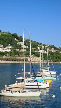 Villefranche sur Mer, Fransa - 8 Eylül 2024: Tekneler limana yanaştı. Dikey