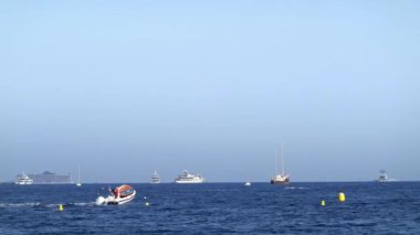 Fransa Golfe-Juan 'da tekneler denizde hareket ediyor.