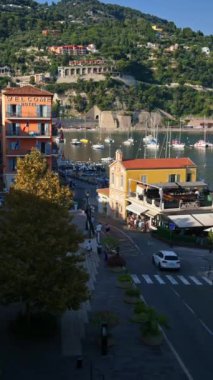 Villefranche Sur Mer, Fransa - 8 Eylül 2024: Fransız Rivierası 'ndaki bir sahil kasabasındaki Welcome Hotel' in uzak manzarası. Dikey